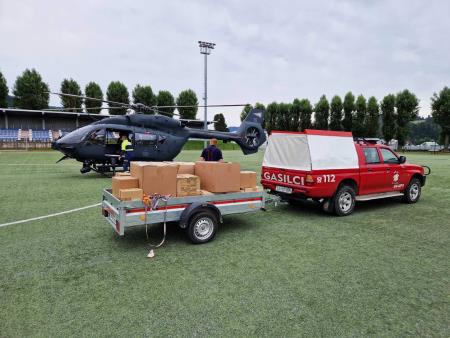 7 Naše enote pri nalaganju dobrin v helikopter